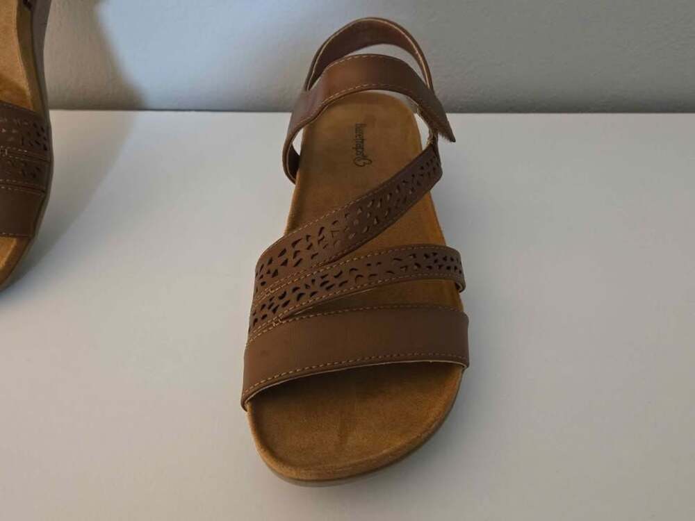 NEW!!! Women's Baretraps Jinna Sandals
Size 6.5 - Picture 4 of 10